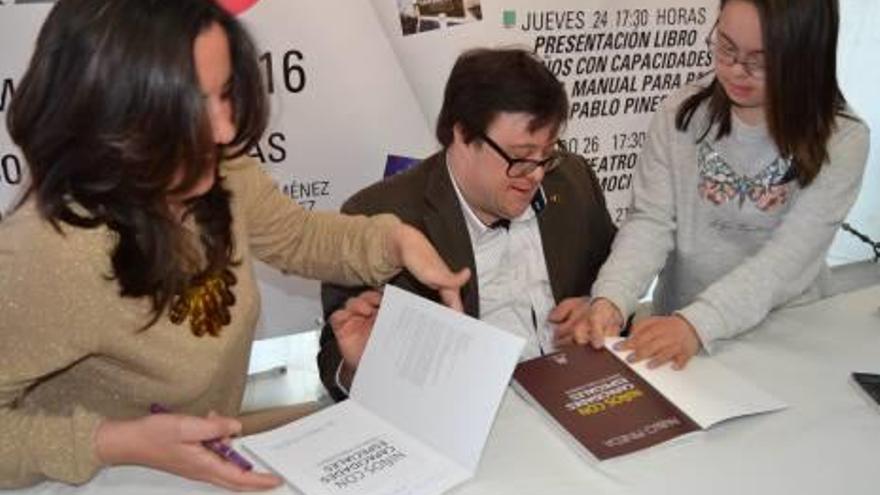Pablo Pineda firma su libro en Calp