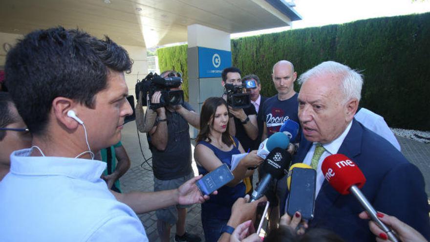 García-Margallo respondiendo a los periodistas a la entrada del Club Información
