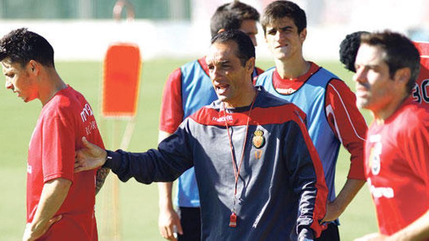 Oltra se dirige a los futbolistas en el entreno de ayer.