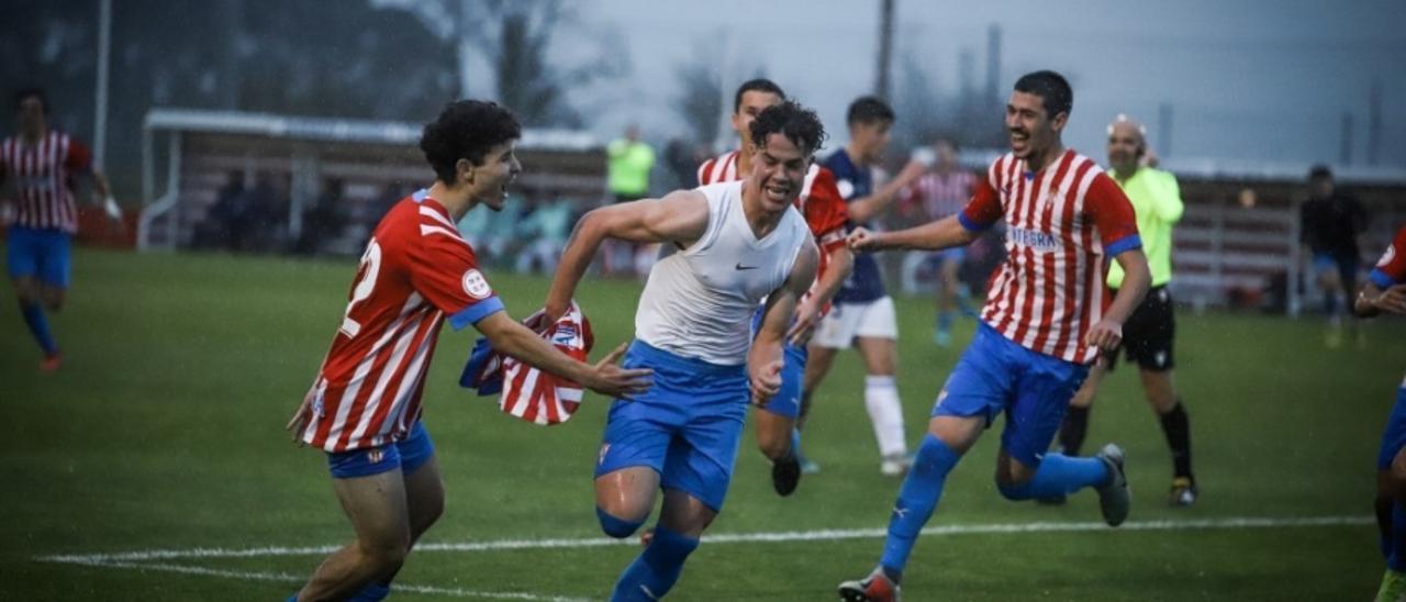 Samu Torrontegui, en el centro, tras su gol en el derbi ante el Oviedo.