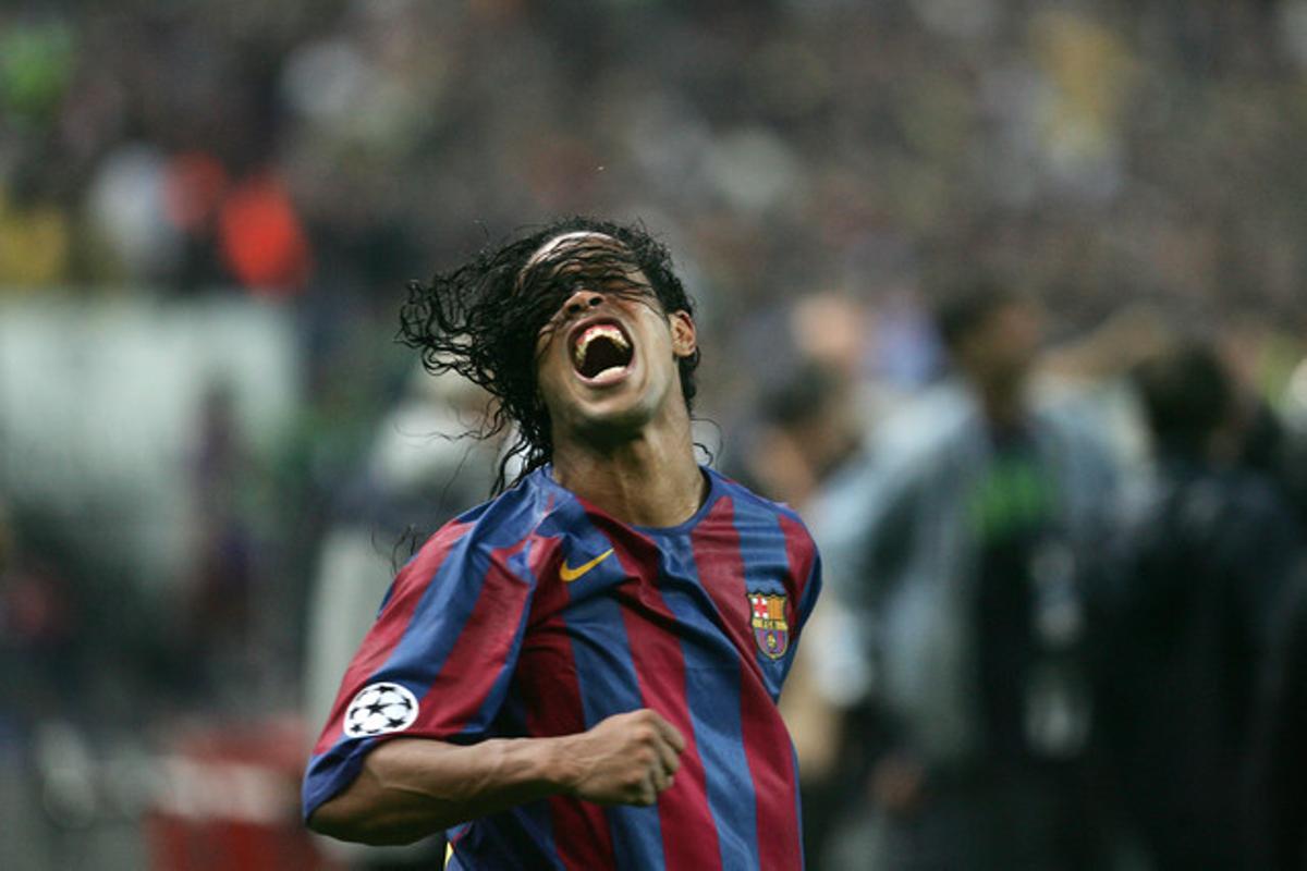 Ronaldinho encarna la imagen del Barça de aquella noche de mayo del 2006. Triunfo y éxtasis blaugrana.