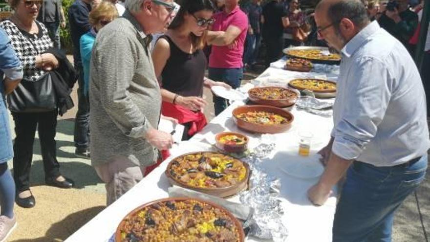 Vicenta Alagarda, «La Quadrilla» y la falla La Torre cocinan el mejor arroz al horno