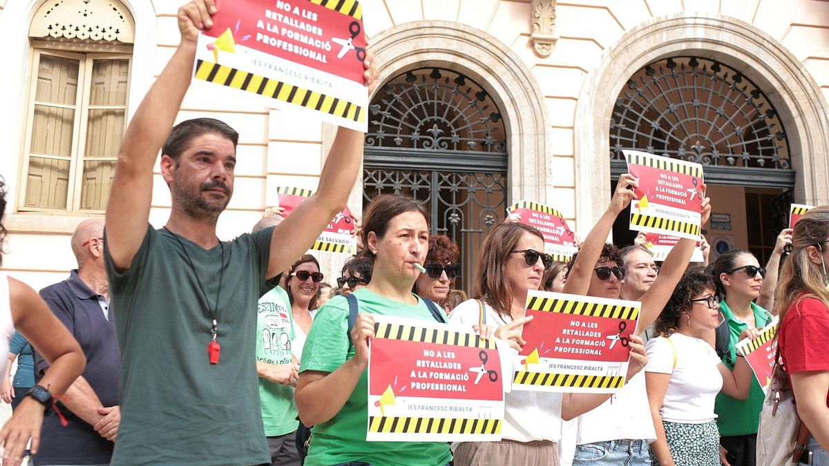 Pitada frente al IES Ribalta de Castelló para decir alto y fuerte 'No a los recortes en la FP'.