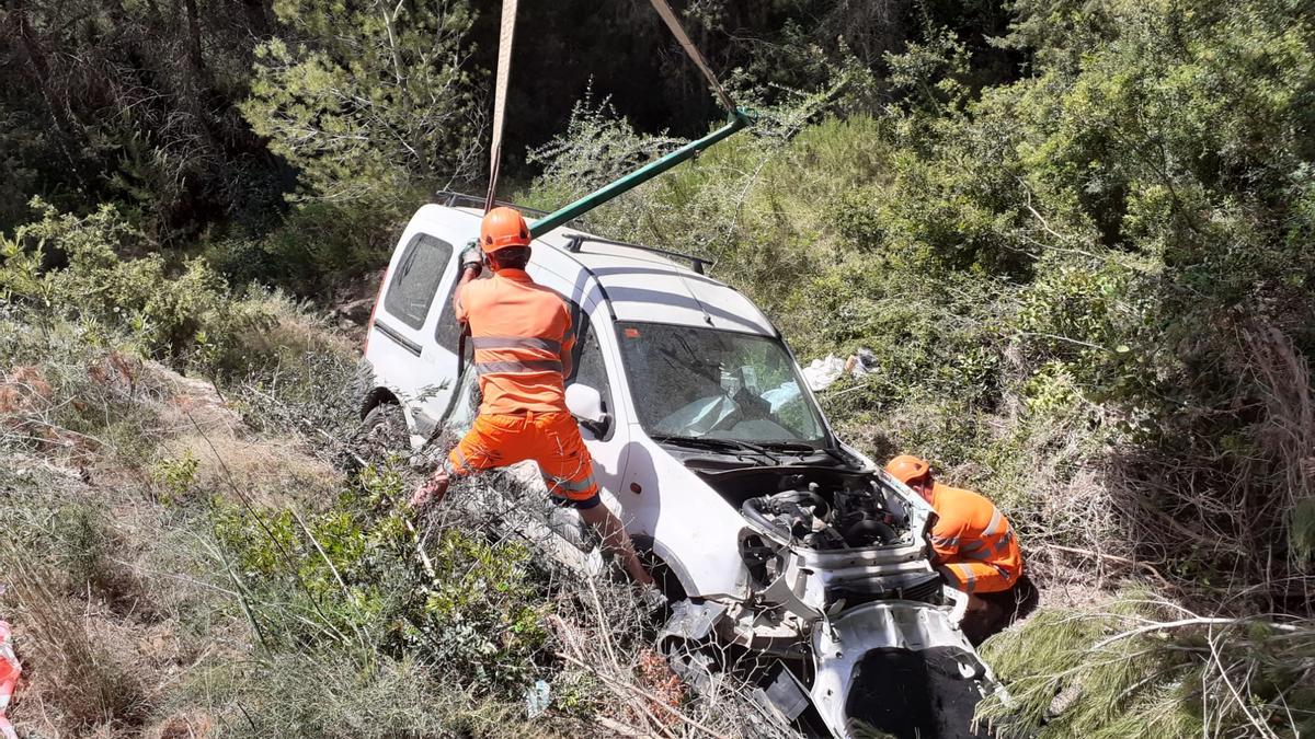 Retiran una furgoneta que llevaba semanas en un torrente de Ibiza