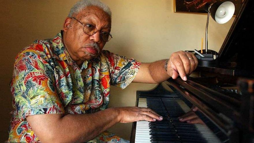 Ellis Marsali Jr., al piano, en su casa de Nueva Orleáns. // Efe