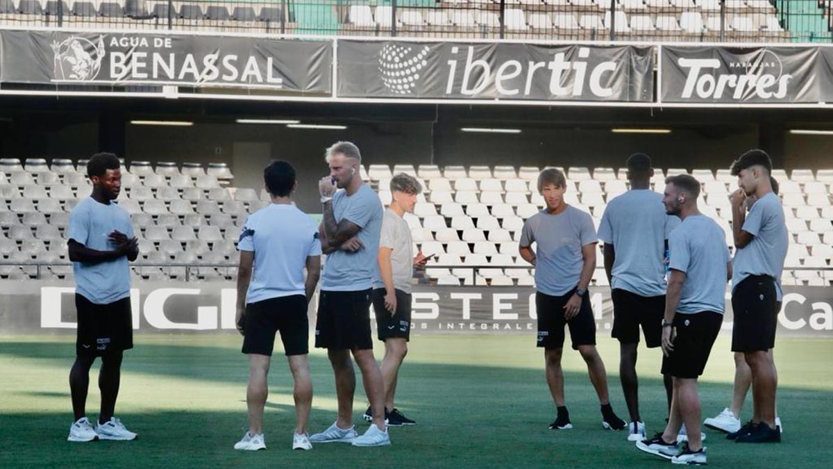 Los jugadores del Valencia CF sobre el césped de Castalia
