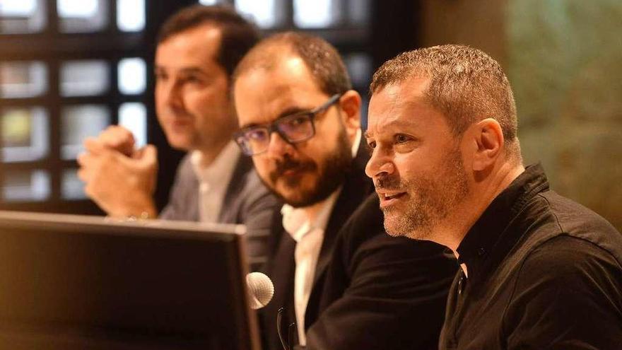 Jacobo Sutil, Juan Manuel Corbacho y Paulino Pérez en la presentación de la séptima Augal. // G. Santos