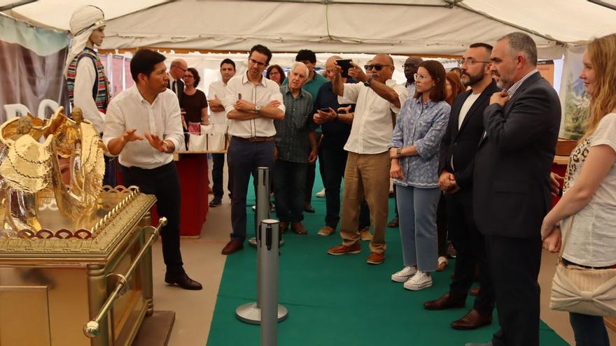 El alcalde, José Benlloch, junto a la concejala Noelia Samblás, presidió la inauguración de ‘Expobiblia’ en la Mayorazga.