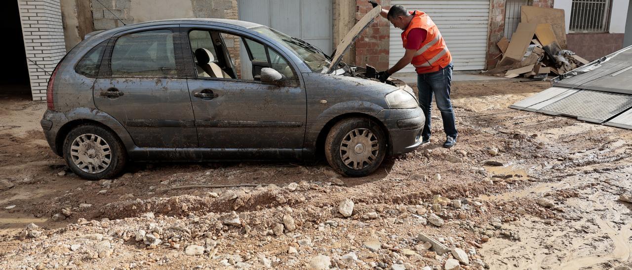 Un coche afectado por las lluvias, en Riba-roja.