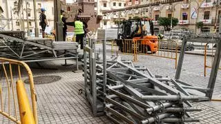 Los Moros y Cristianos de Alcoy empiezan a tomar forma: montaje de tribunas y la feria