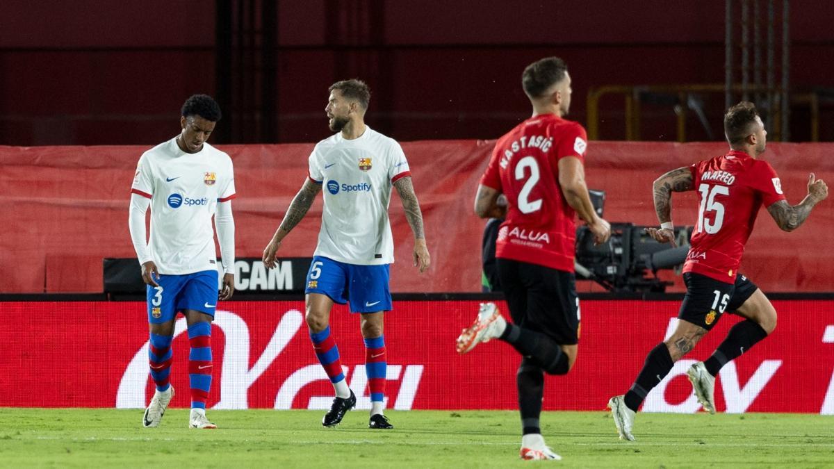 Los jugadores del Barça se lamentan tras el primer tanto del Mallorca