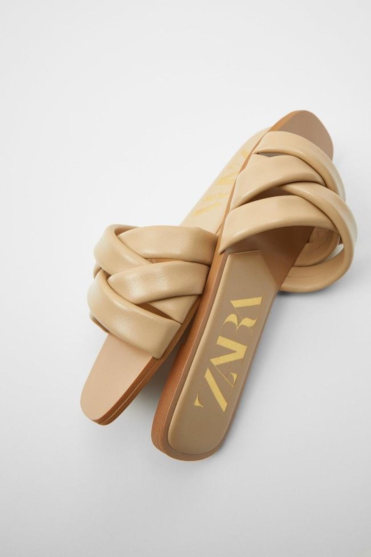 Sandalias planas en color beige de Zara