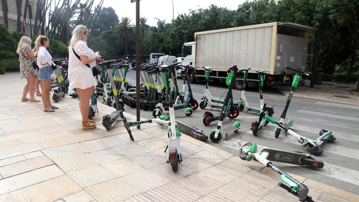 Varias usuarias activan los patinetes estacionados en Cortina del Muelle.