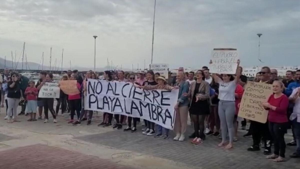 Protesta en el muelle de Caleta del Sebo por el cierre del acceso a Playa Lambra.
