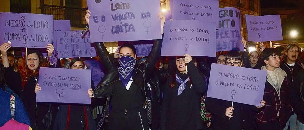 Mujeres con pancartas en una concentración contra la violencia de género en Pontevedra. // Rafa Vázquez