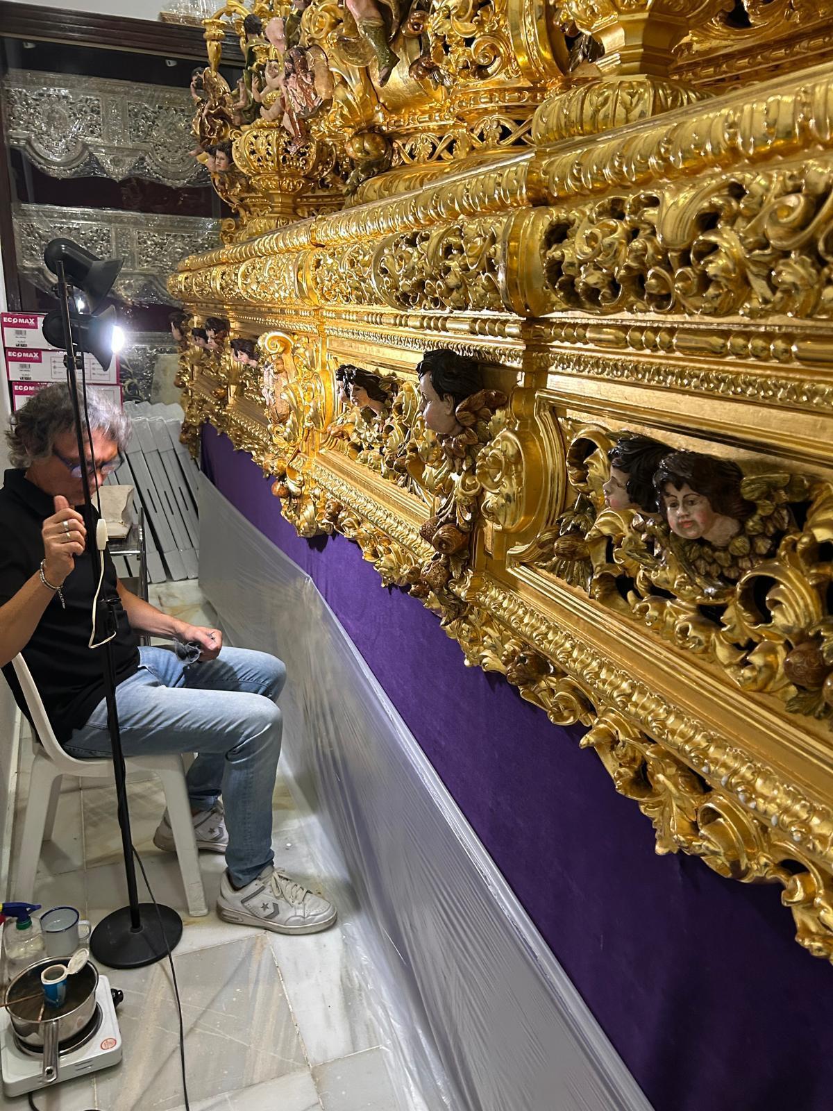 José Antonio Sanmartín Ledesma, durante el proceso de restauración del paso del Nazareno de Utrera.