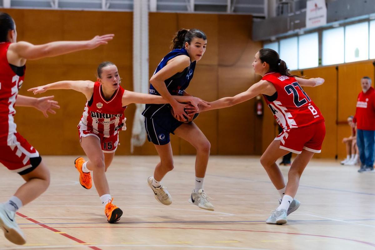 Una acció del partit contra el Bàsquet Girona.