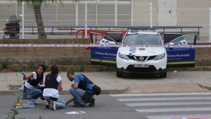 La policía científica, buscando balas y muestras de sangre delante del tanatorio de Gavà después del tiroteo.