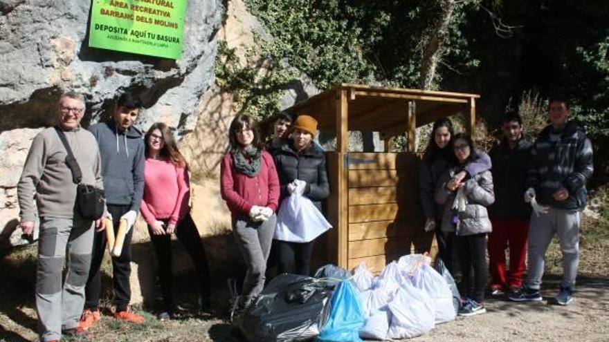 Alumnos del IES La Foia limpian el Barranc dels Molins