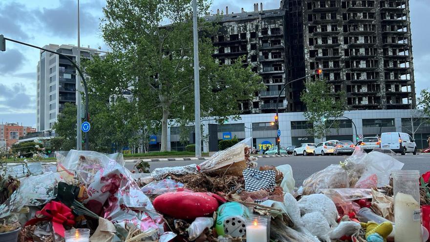 Velas y flores cerca del edificio quemado en Campanar