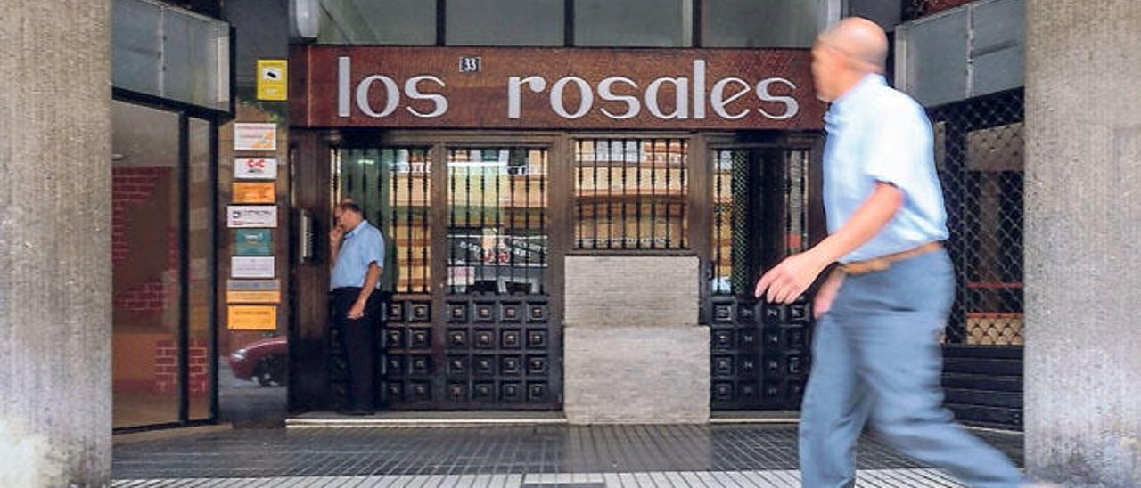 Portal del edificio Los Rosales, en Primero de Mayo, donde han apaleado a la misma mujer en dos ocasiones.