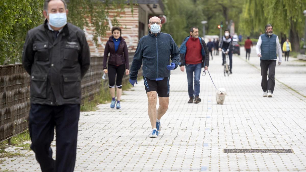 Varias personas realizan deporte en León.