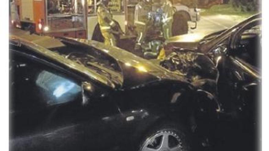 Aparatosa colisión entre dos coches en la carretera de Circunvalación de Badajoz
