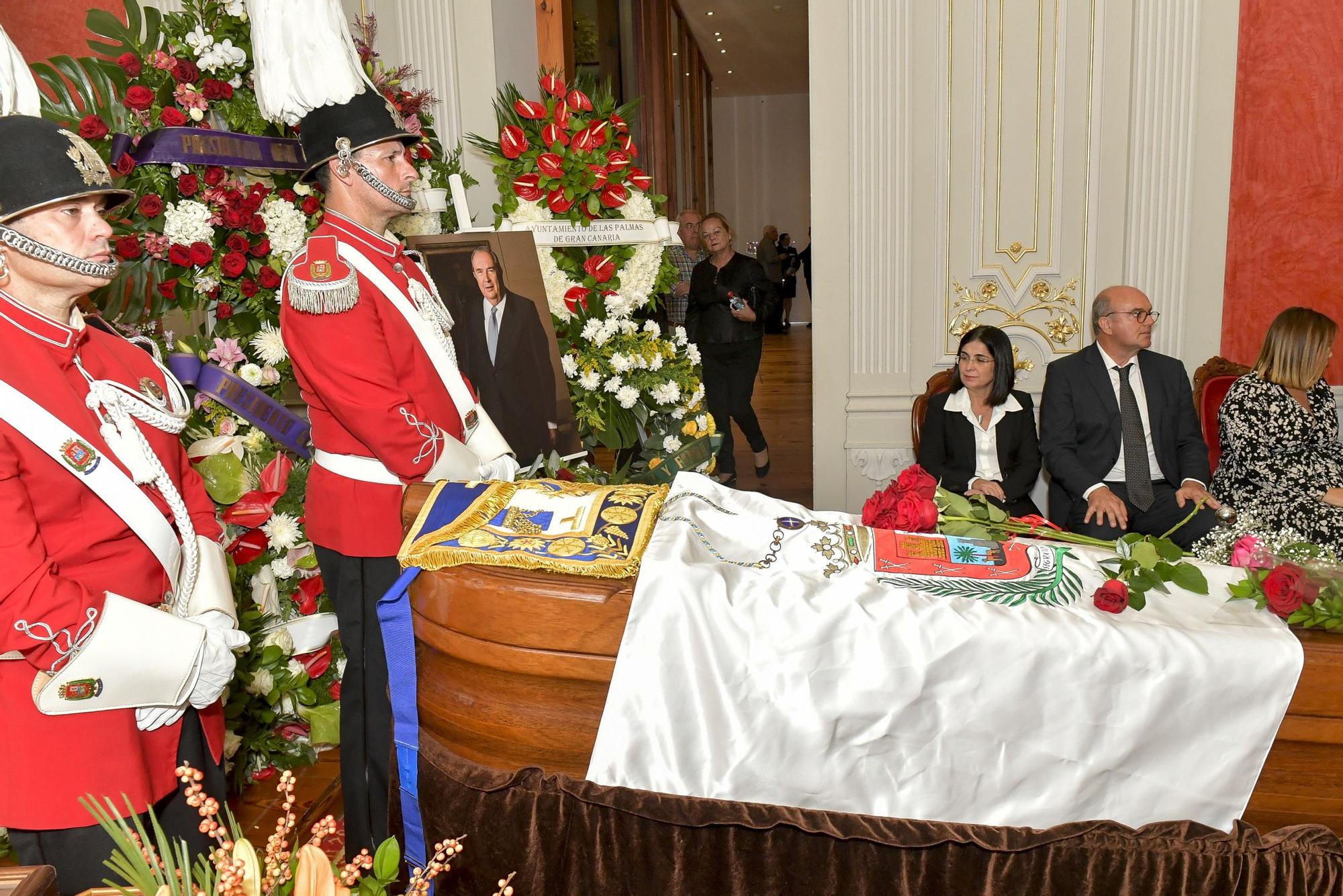 Capilla ardiente de Jerónimo Saavedra en las Casas Consistoriales de Las Palmas de Gran Canaria