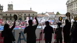 Miles de persoas toman Santiago en defensa da lingua: «Teremos futuro en galego»