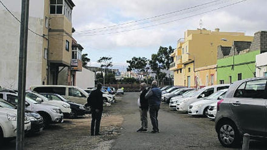 Vicente, Andrés y Julio visitaron la calle Las Flores para desgranar las demandas de la asociación.