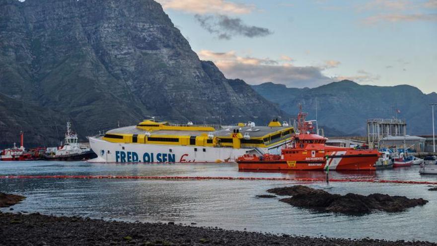 Fred Olsen, el barco encallado en el puerto de Agaete