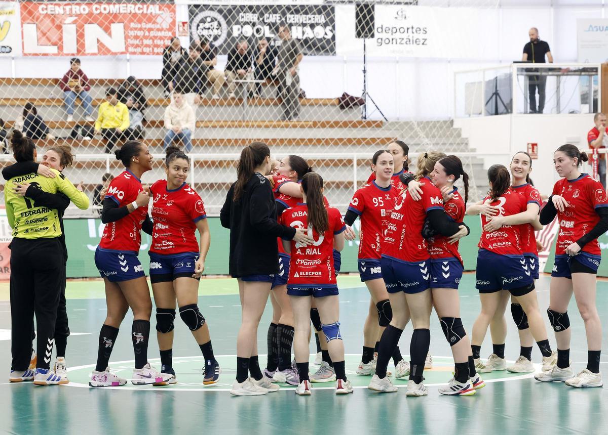 Derbi de balonmano entre el Mecalia Guardés y el Orbe Zendal Porriño, en imágenes