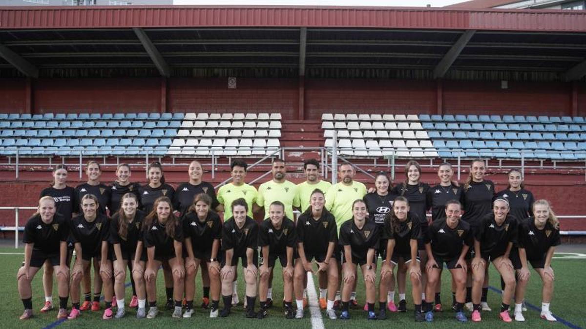 La plantilla y el cuerpo técnico del Victoria, en un entrenamiento de pretemporada en el campo de la Leyma.