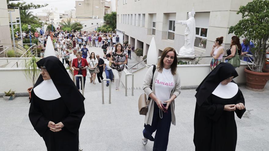 Unos doscientos vecinos de Xixona se congregan en el asilo para pedir a las religiosas que continúen en el pueblo