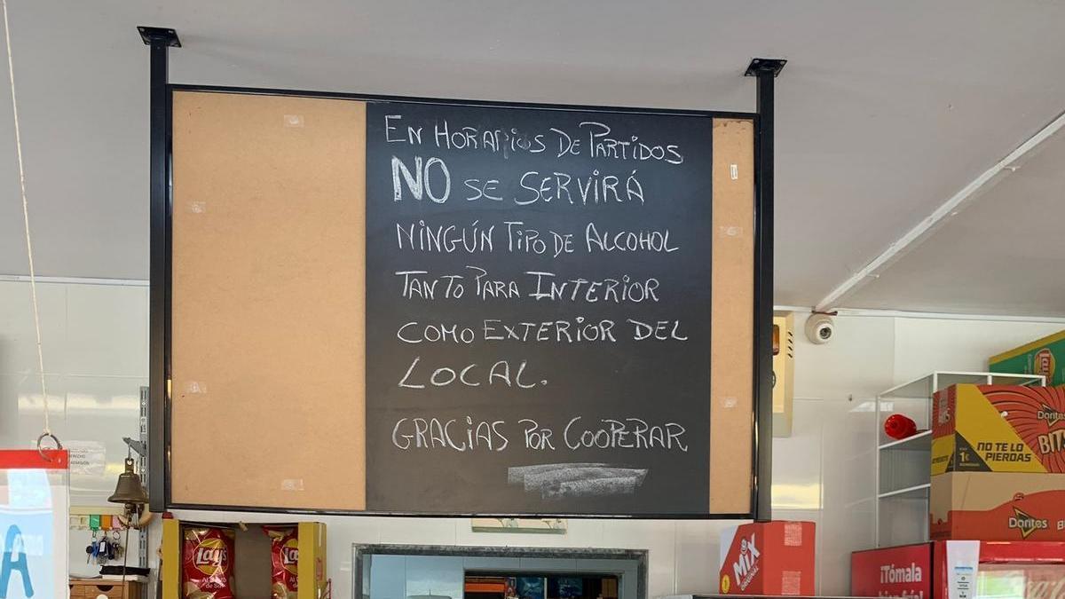 Los bares avisan sus clientes de que no se sirven bebidas alcohólicas durante los partidos