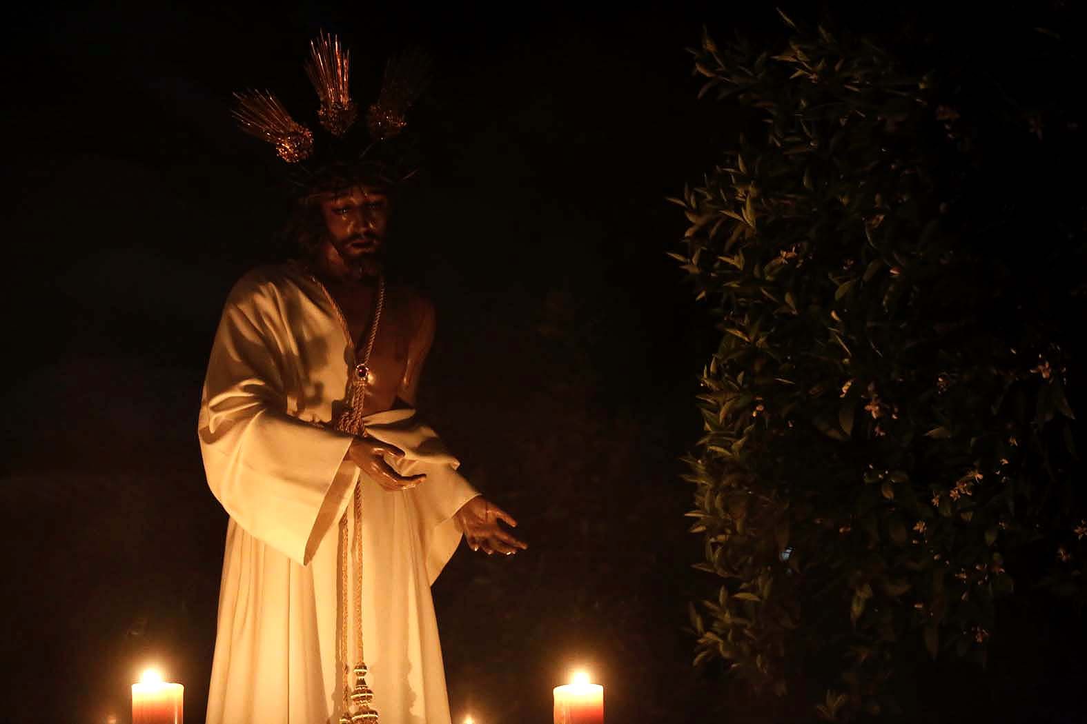 Vía Crucis de Nuestro Padre Jesús de la Humildad y Paciencia por el patio interior del Convento de Capuchinos.