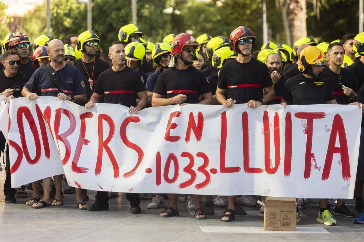 Los bomberos del consorcio de Valencia protestan contra Mompó, en la Ciudad de la Justicia.