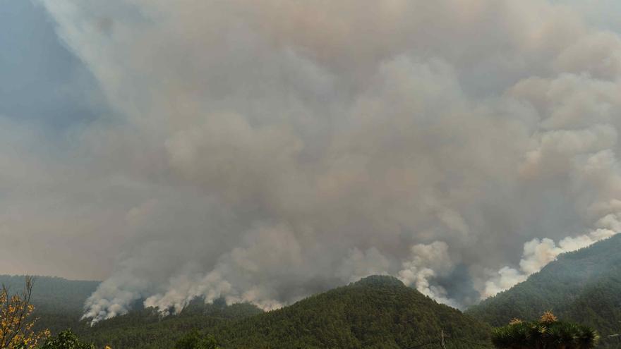 El incendio de Tenerife afecta a la calidad del aire y sigue avanzando
