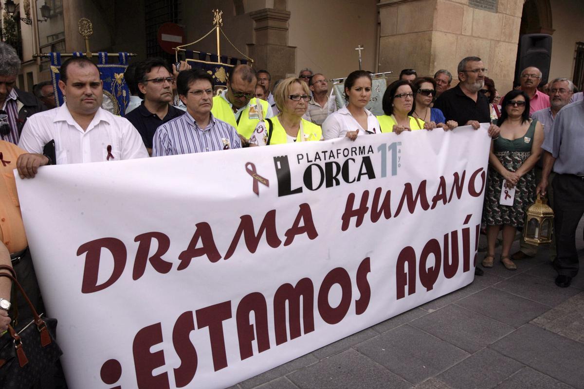 Un millar de personas en la concentración ante el Ayuntamiento de Lorca, donde guardaron un minuto de silencio en apoyo a los damnificados por los terremotos ocurridos en dicha localidad el 11 de mayo de 2011, en una imagen de archivo.