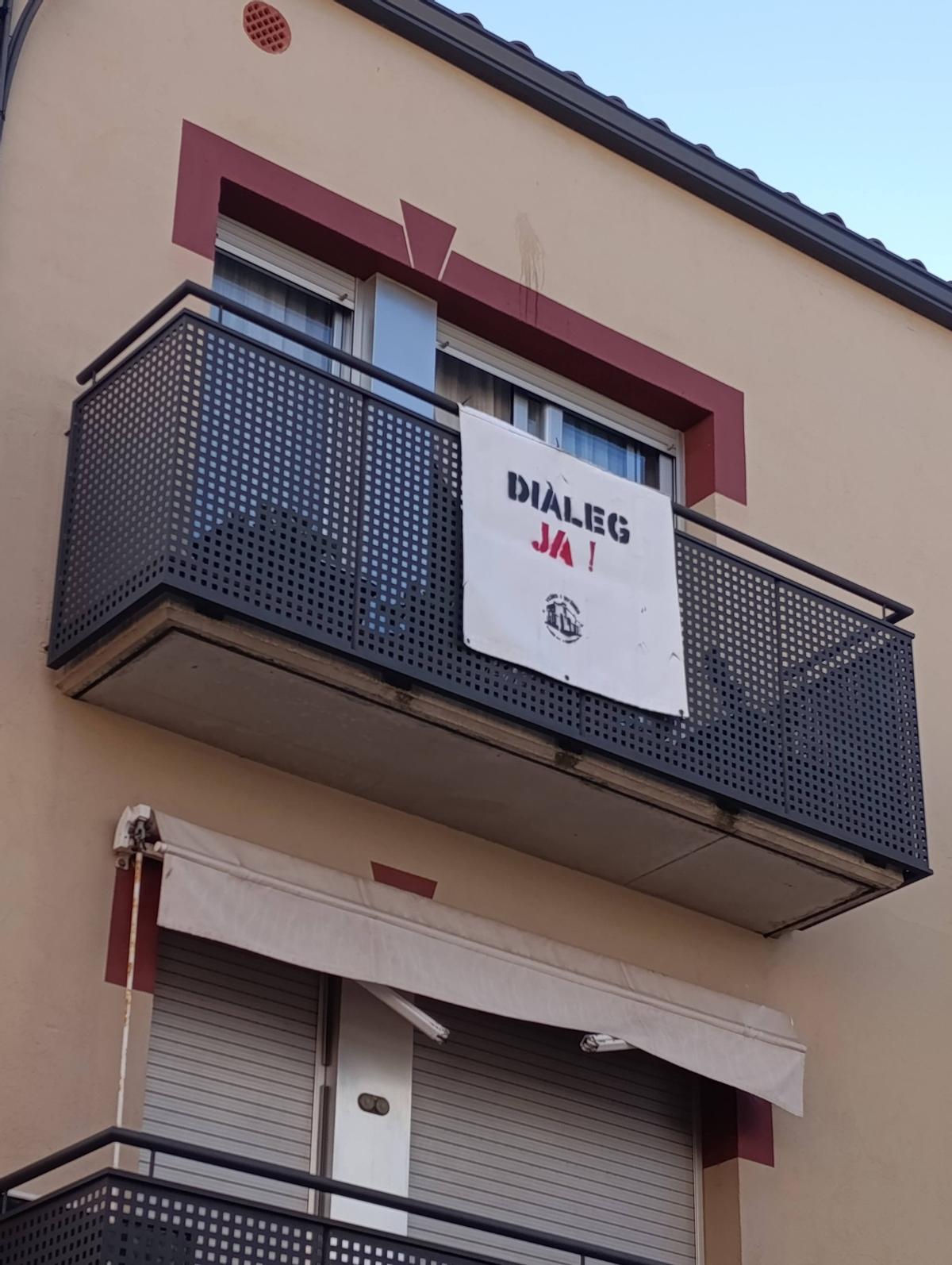 Pancarta en un dels balcons.
