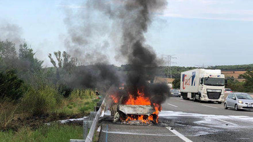 L&#039;incendi d&#039;un cotxe a Viladasens obliga a tallar dos dels tres carrils de l&#039;AP-7