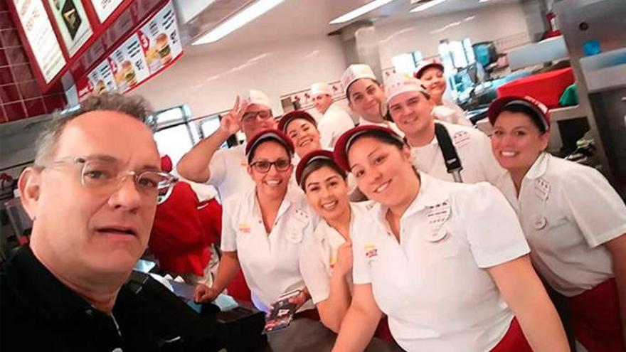 El selfi viral de Tom Hanks en la hamburguesería.