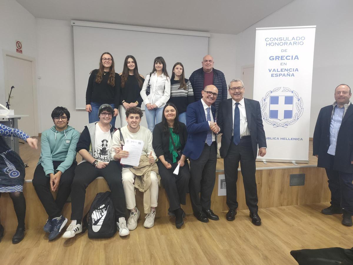 Estudiantes del IES Jaume I de Ontinyent en el acto con el Consulado de Grecia.