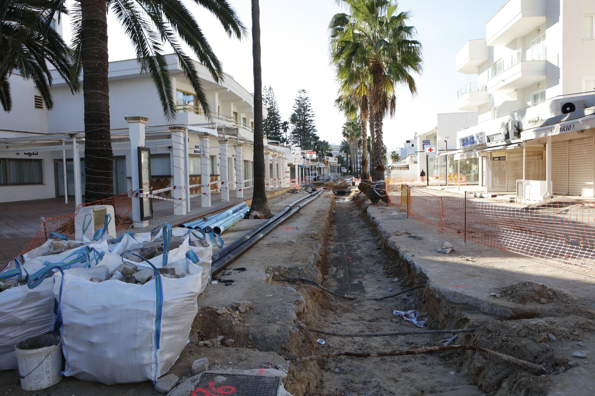 Die Bauarbeiten haben die Fußgängerzone in Cala Millor auf Mallorca zum Jahreswechsel fest im Griff