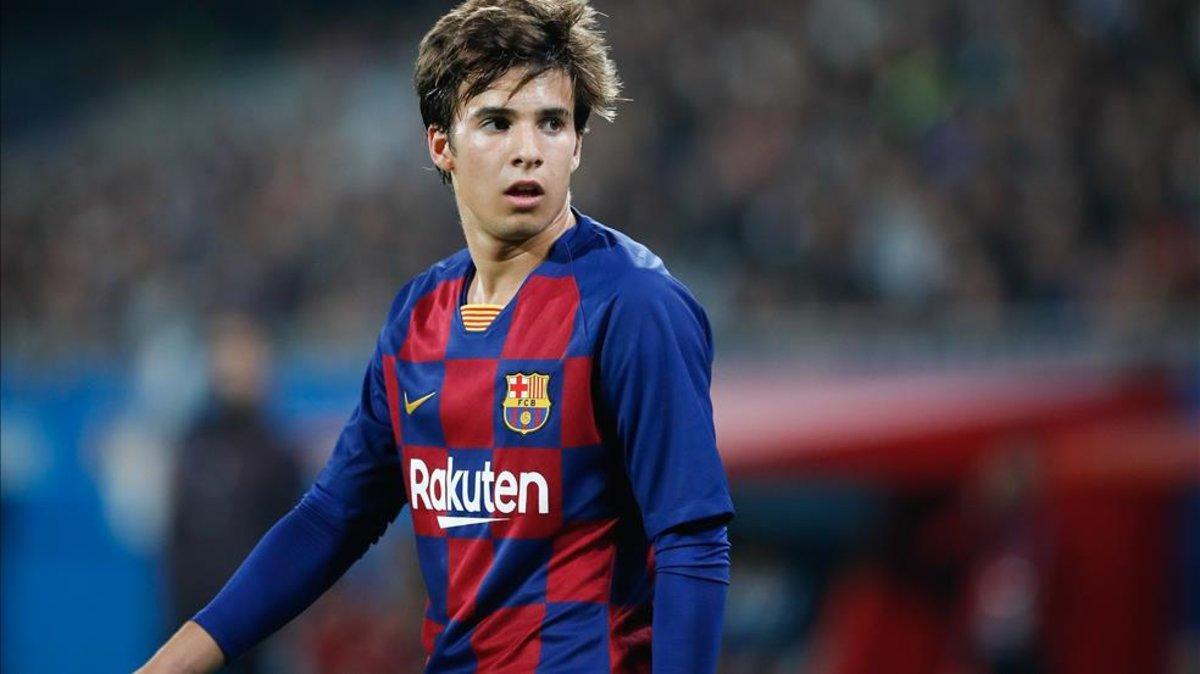 Riqui Puig, durante un partido con el Barça B