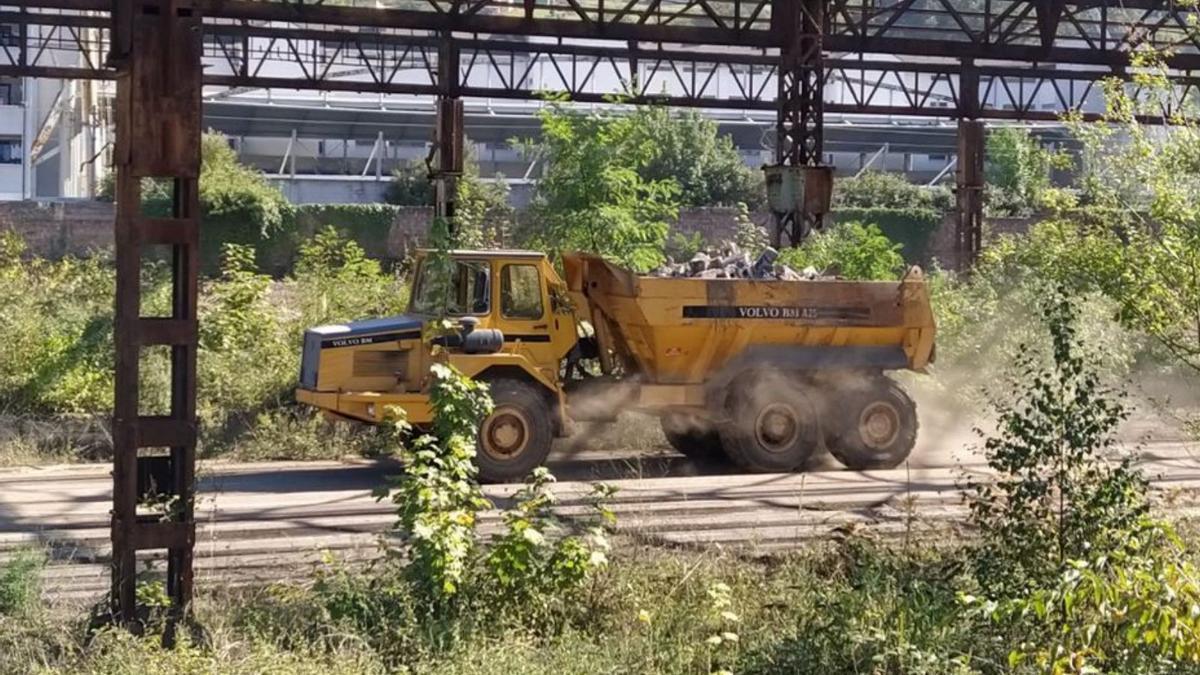 Un camión trasladando restos de piedras y tierra. | M. Á. G.