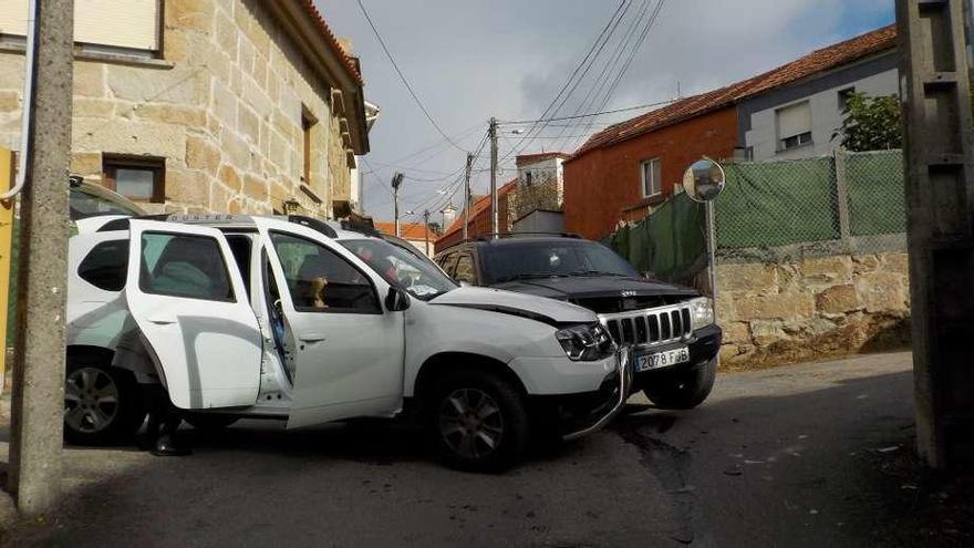 Los dos coches implicados en el accidente de tráfico en el cruce de A Pedreira con el vial de Gondarán, en la parroquia de Coiro. // G.N.