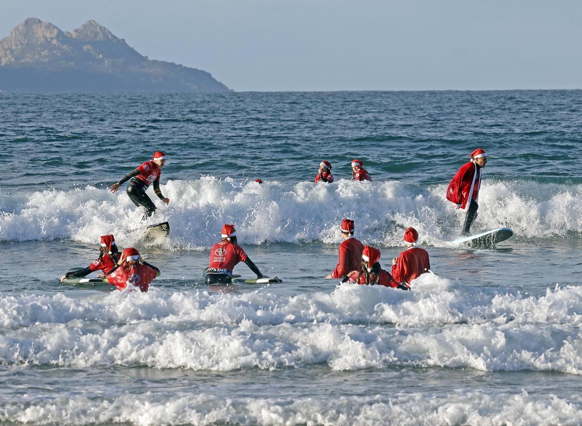 Papá Noeles surfistas solidarios al agua en Patos