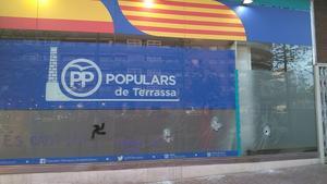 Destrozas en la sede del PP de Terrassa