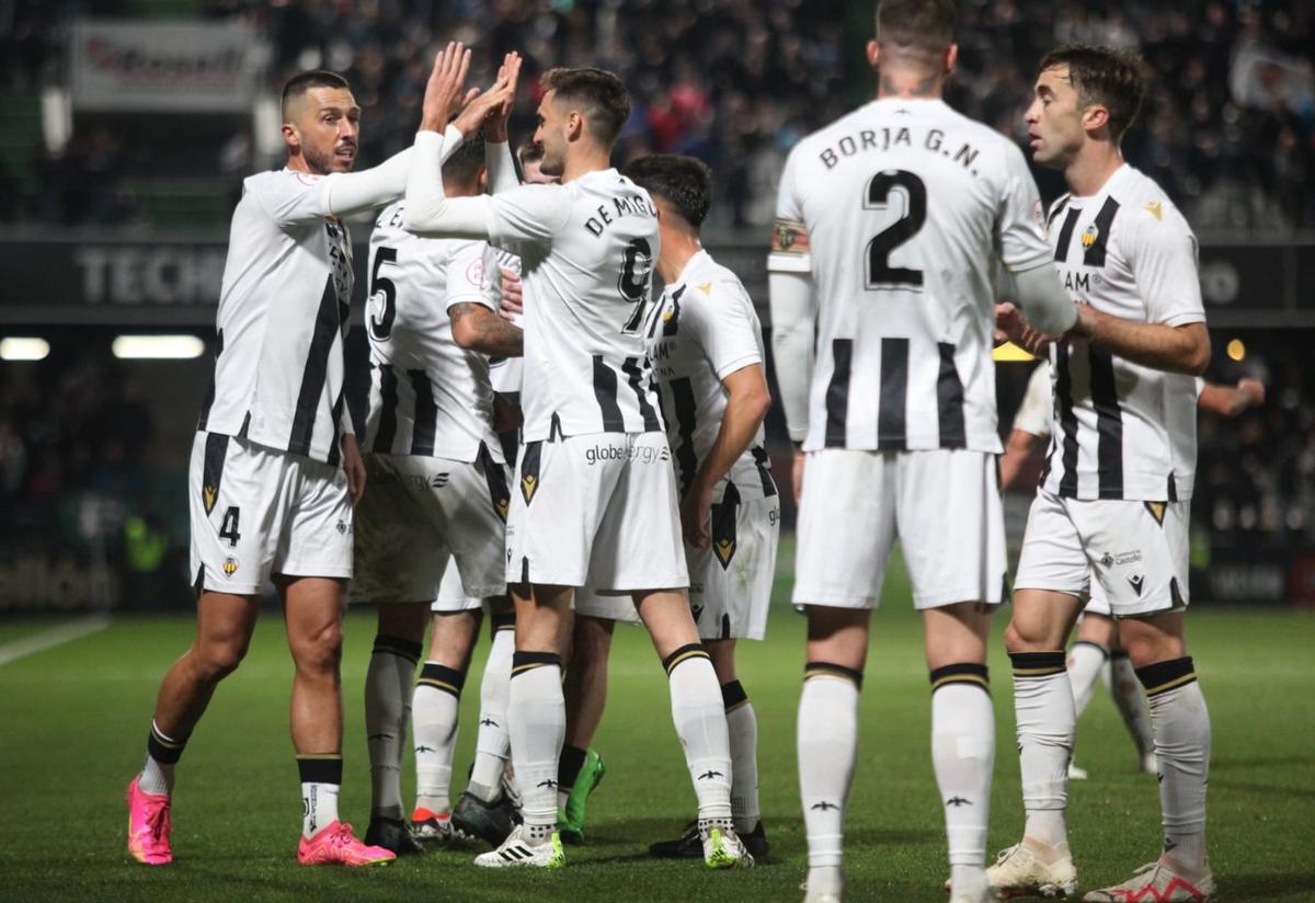 Los jugadores del Castellón celebran el gol de Medunjanin.